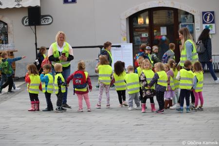 Otroci kamniških šol in vrtcev rajali na Glavnem trgu in se učili o trajnostni mobilnosti (21)